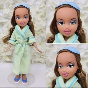 MGA Bratz 2001 Stylin Salon N Spa Fianna in Green Robe Brats Vantage Doll
